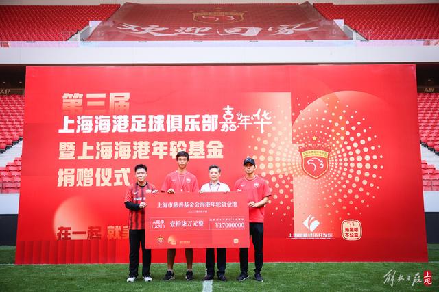 老队友同框！保罗旗下AAU球队正在赌城参加EYBL比赛 布克现场观战
